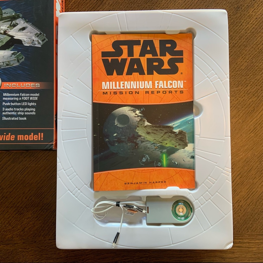 Star Wars Millenium Falcon Paper Model Kit - Picture 3 of 4